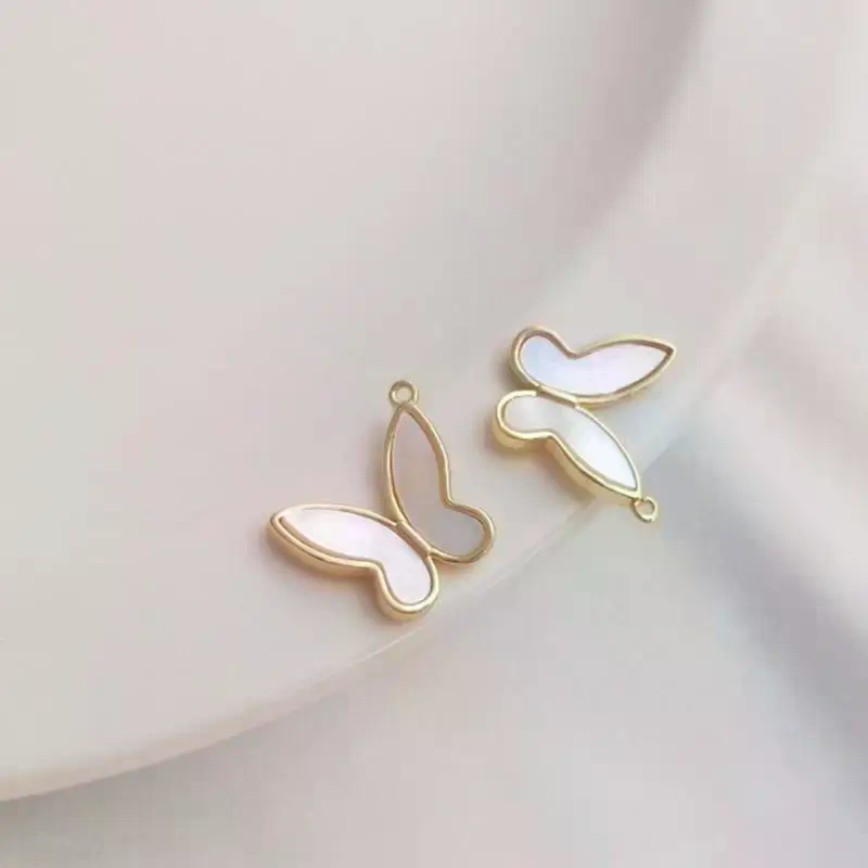Butterfly Pendant Necklace - قلادة على شكل فراشة مرصعة بصدف